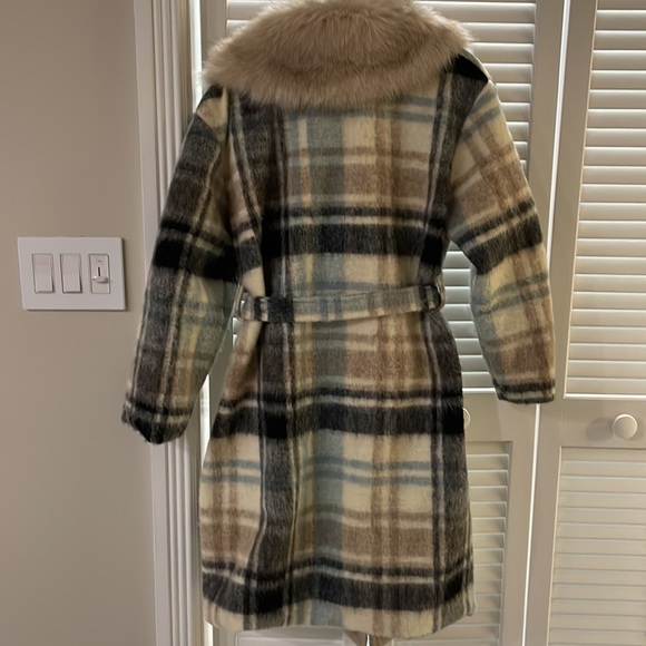 Plaid coat with faux fur - Picture 4 of 7